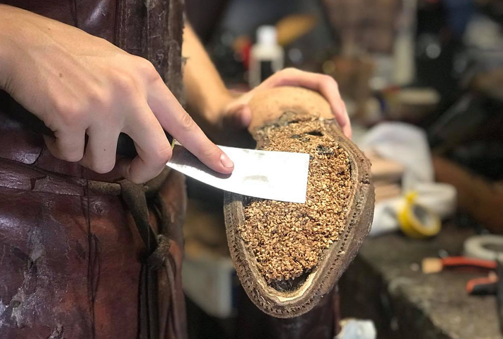 Application d’une couche de pâte de liège pour combler le vide laissé par la hauteur du mur de montage. (Source : baxterandblack)