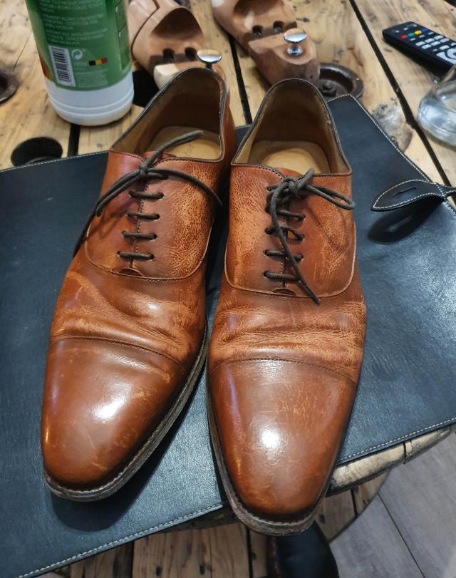 Une paire de Carlos Santos avant rénovation de la tige. (Source : Insta @belgianshoeshine)