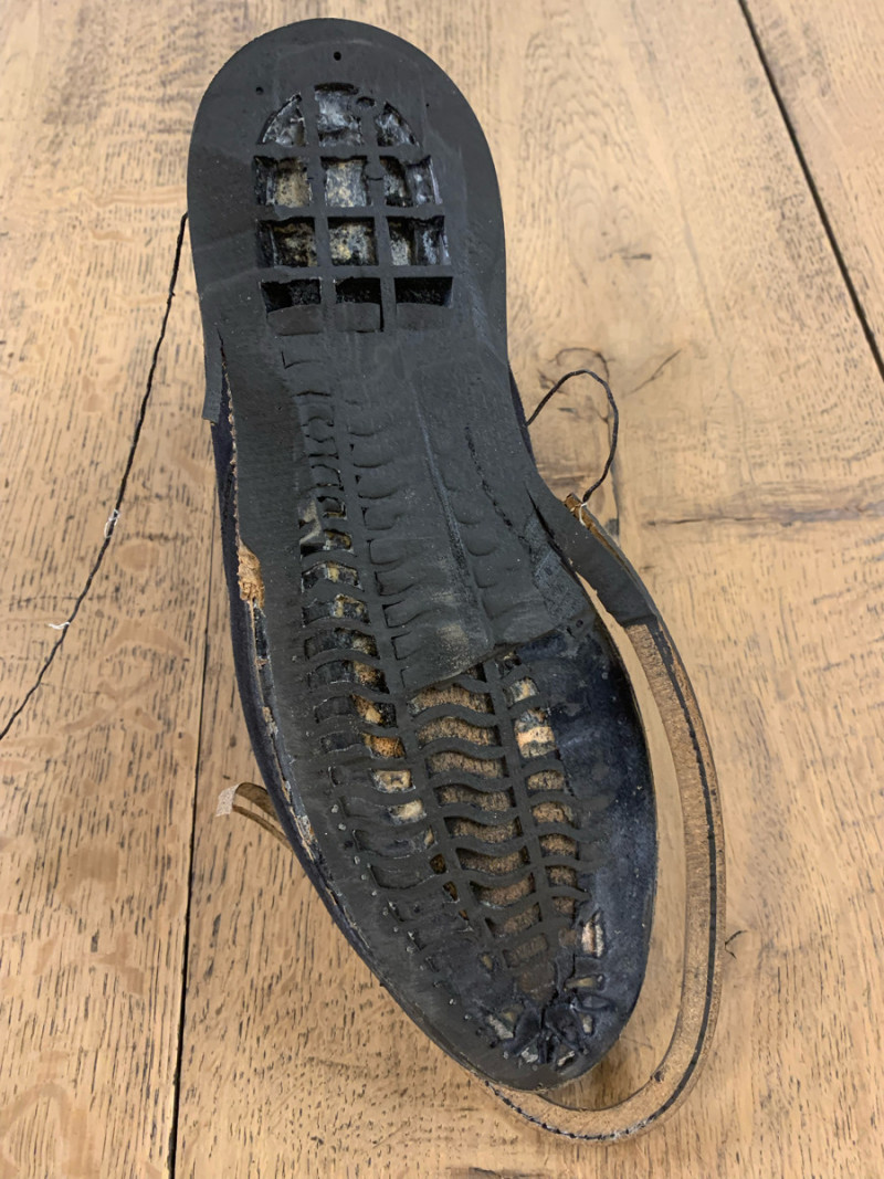 La même Chukka boot Miles, dont le cousu Blake est tout simplement dégueulasse. Pour presque 400€ vous avez une semelle de merde en plastique avec une fausse trépointe moulée directement dans ladite semelle. Il n’y a pas de semelle intercalaire. On est plus proche de Bata qu’autre chose. Cela étant dit, le cuir est de très bonne qualité. (Source : HFR) 