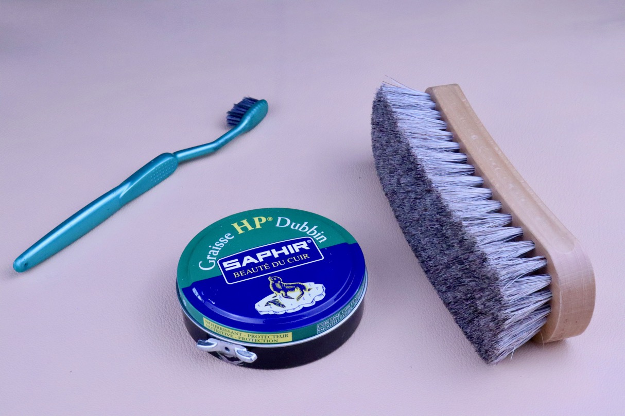 Le cuir gras est simple d'entretien. Il existe plusieurs options pour la graisse mais la Dubbin (incorrectement appelée graisse de phoque) est la plus courante. Elle existe en incolore. Vous pouvez utiliser une brosse à dent pour la trépointe. (Source: Sartorialisme)