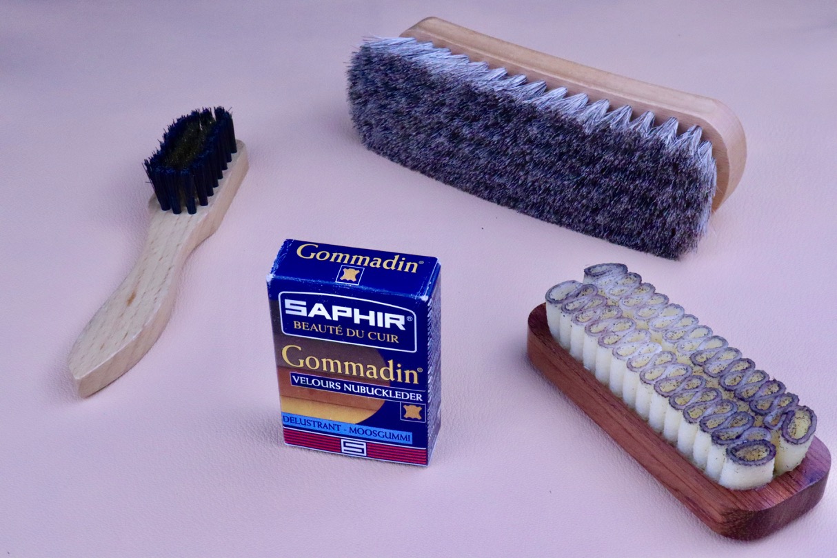 Le veau velours est extrêmement simple d'entretien. La brosse en laiton (à gauche) est optionelle. (Source: Sartorialisme)