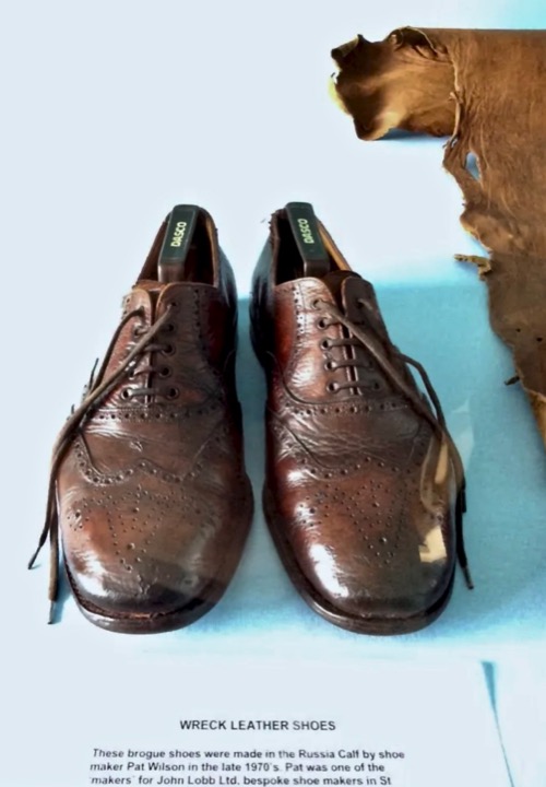 Une paire de souliers réalisée en cuir de Russie à la fin des années 70 par Pat Wilson, un bottier des ateliers John Lobb. Cette paire a été exposée au WhichMuseum en 2011 lors d’une exposition sur le Metta Catharina. Il s’agit possiblement de la toute première paire de chaussures réalisée avec le cuir de l’épave. (Source : vegleatherhub)
