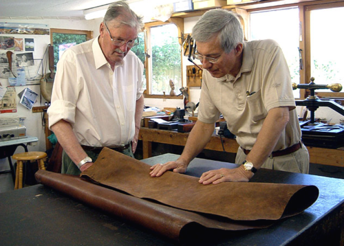 John Carnera examinant une peau de cuir de Russie provenant de l’épave. (Source : Ian Skelton)