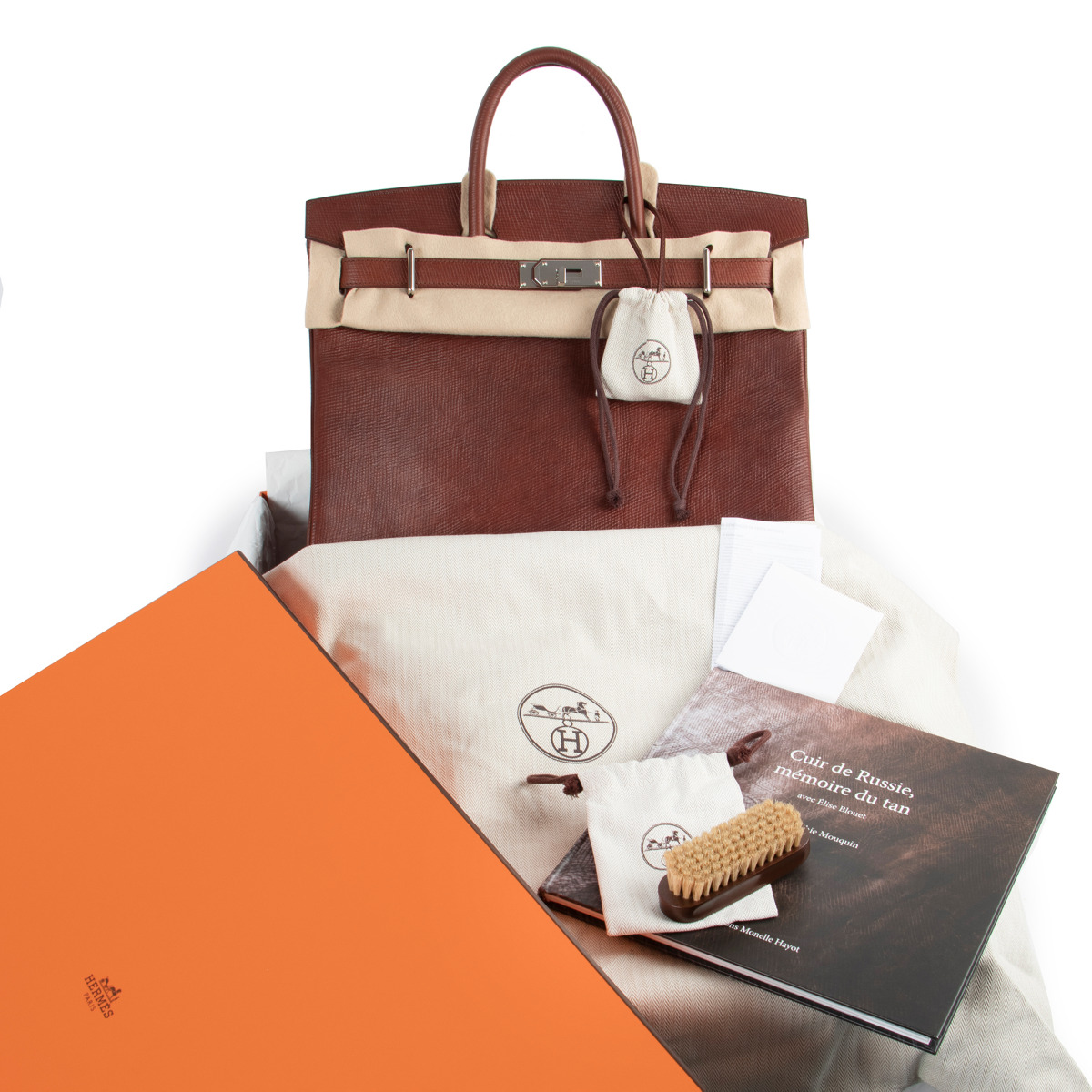 Sac Haut à courroies d’Hermès réalisé en cuir Volynka accompagné du livre mémoire du tan. (Source : purseblog)