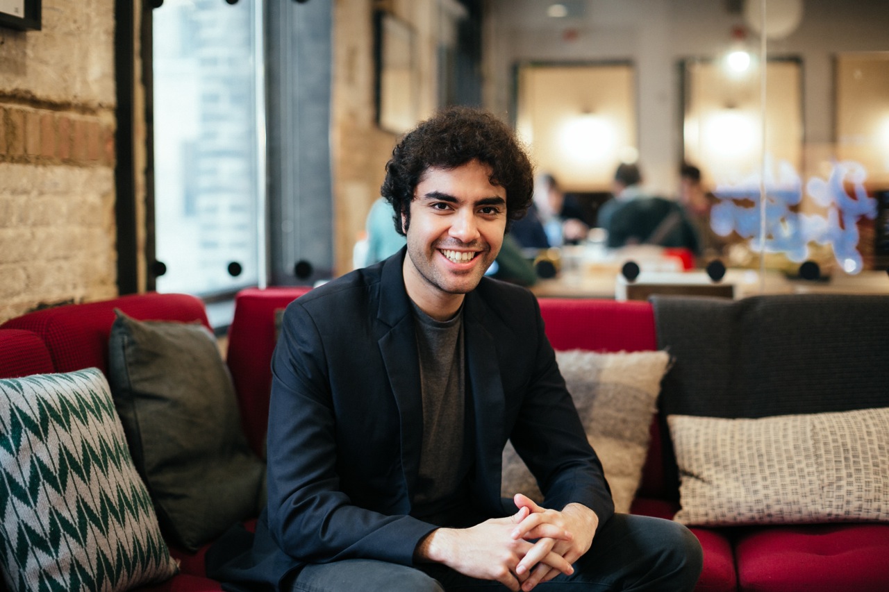 Rohan Dhir, businessman disruptif, membre caché des Gipsy Kings et plouc de compèt, comme en atteste l'ensemble t-shirt/costume. (Source: wework.com)