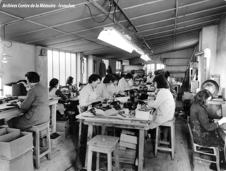 La Maroquinerie de l’Indre crée en 1916 à Issoudun une entreprise indépendante de qualité. Elle a été rachetée par Louis Vuitton en 1983, le sort de beaucoup d’ateliers du secteurs. (Source : Jacky Raveau)