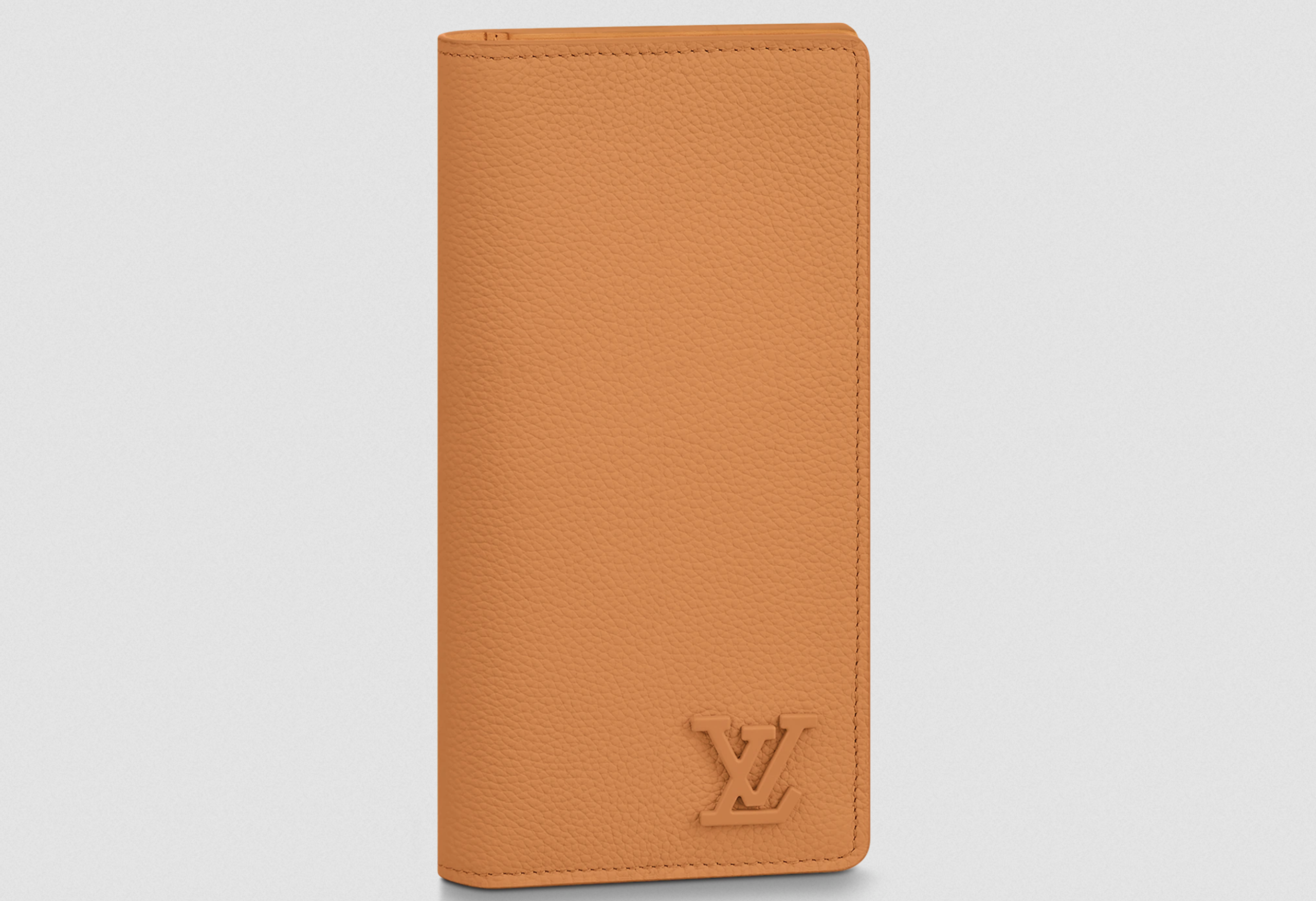 Un portefeuille Vuitton, intégralement piqué machine, la régularité laisse un peu à désirer pour de l’industriel et c’est le modèle qui a été sélectionné pour le packshot… (Source : LVMH)
