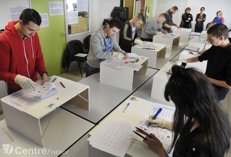 Séance de recrutement par simulation au pays des autistes. Gants blancs obligatoires pour le coloriage, il paraît qu’on se sent plus artisan millénaire comme ça. (Source: centrefrance)