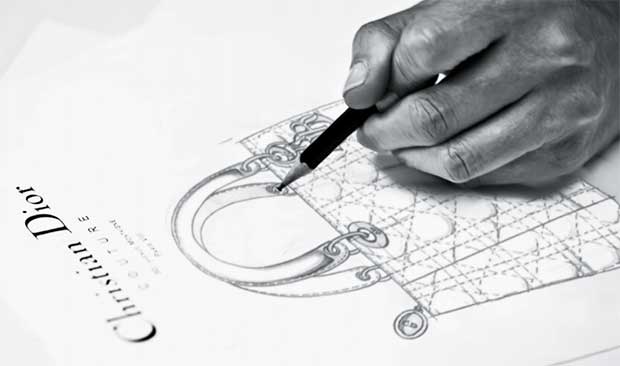 Réalisation d’un dessin de designer pour un modèle de sac Dior. L'objectif est de finaliser l'esthétique du produit. (Source: Dior)