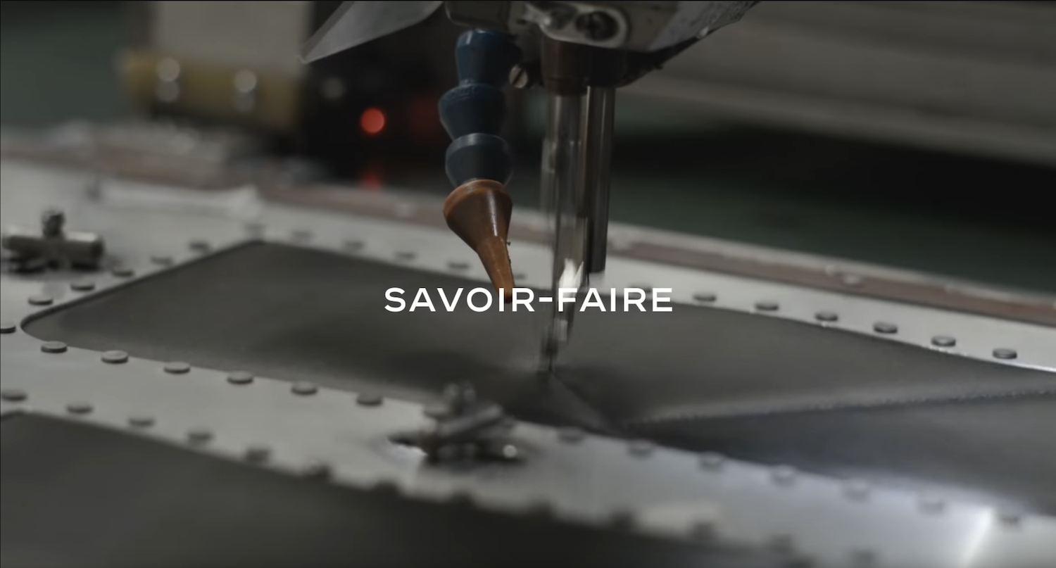 Je trouve hilarant que Chanel mette bien en avant le mot “savoir-faire” quand en arrière-plan vous avez une machine CNC (contrôlée par ordinateur donc, même pas par un humain) qui s’occupe de faire le quilting  (matelassage si vous préférez) si cher à la marque. (Source: chanel)