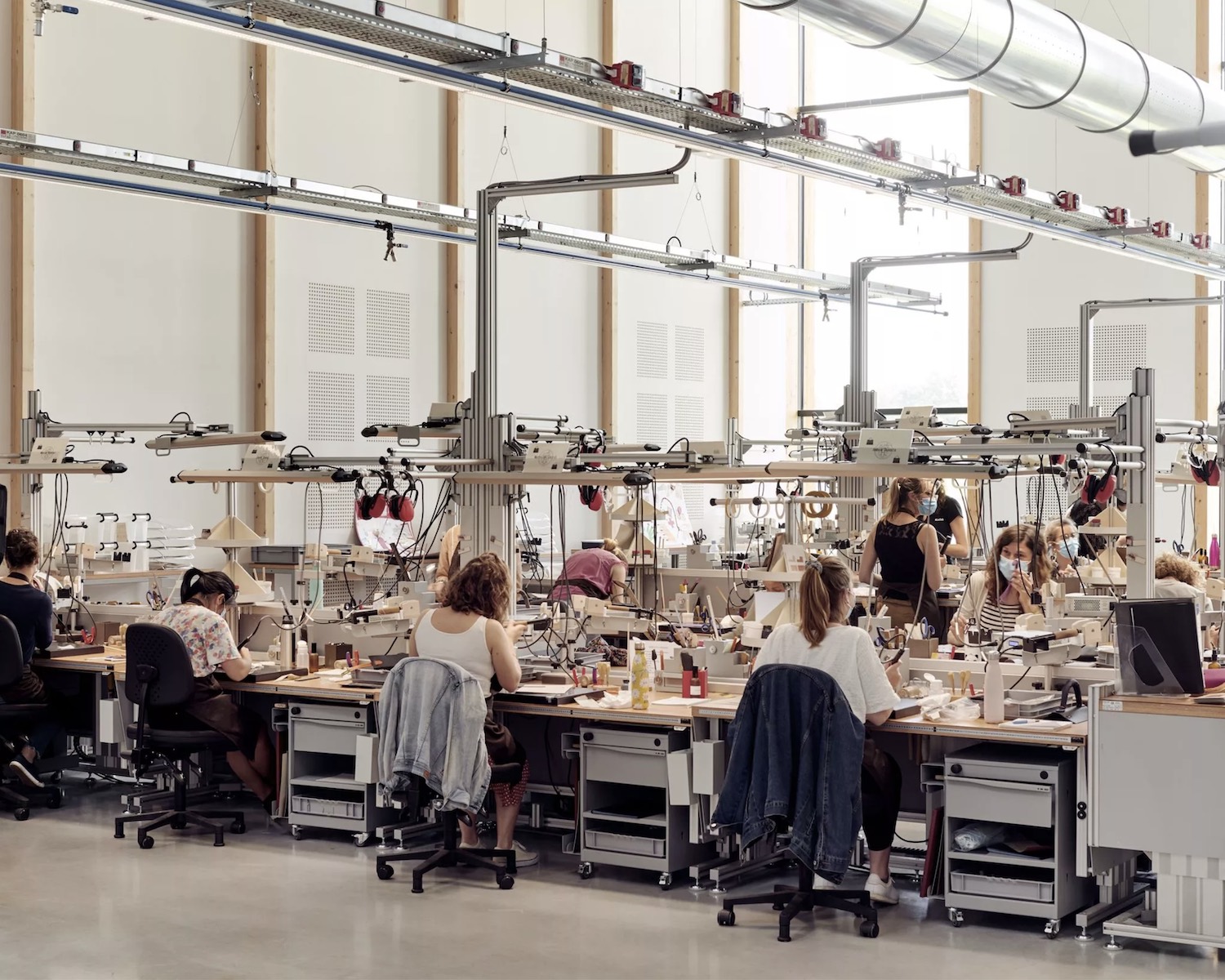 L’usine d’Hermès à Guyenne de nos jours. Je peux vous assurer que ces gens ne travaillent pas de la même façon que les ouvriers de la photo précédente malgré tout ce que peut raconter la marque. (Source lefigaro)