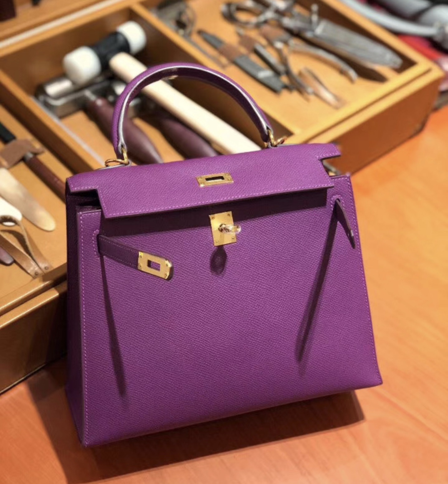 Une reproduction d'un Kelly (le sac ne porte pas la marque Hermès) réalisée par un artisan ou un amateur. Le travail est plus que convaincant. (Source: Kaia)