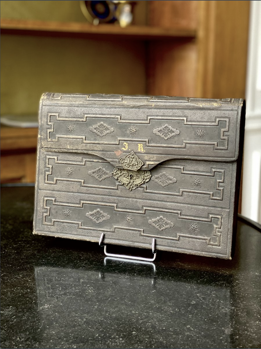 Portefeuille en maroquin du début du 19ème siècle. (Source : proantic)