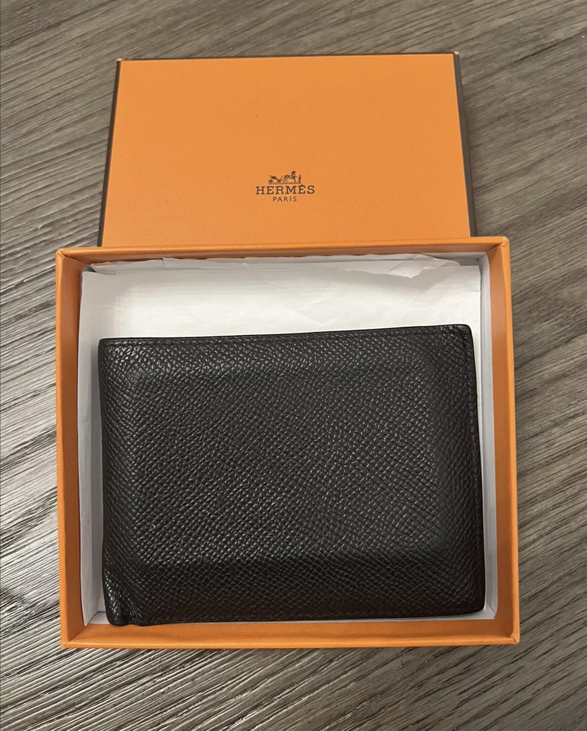 Un portefeuille souple a tendance à se mouler sur les cartes de crédit, plus rigides. (Source : Ebay)