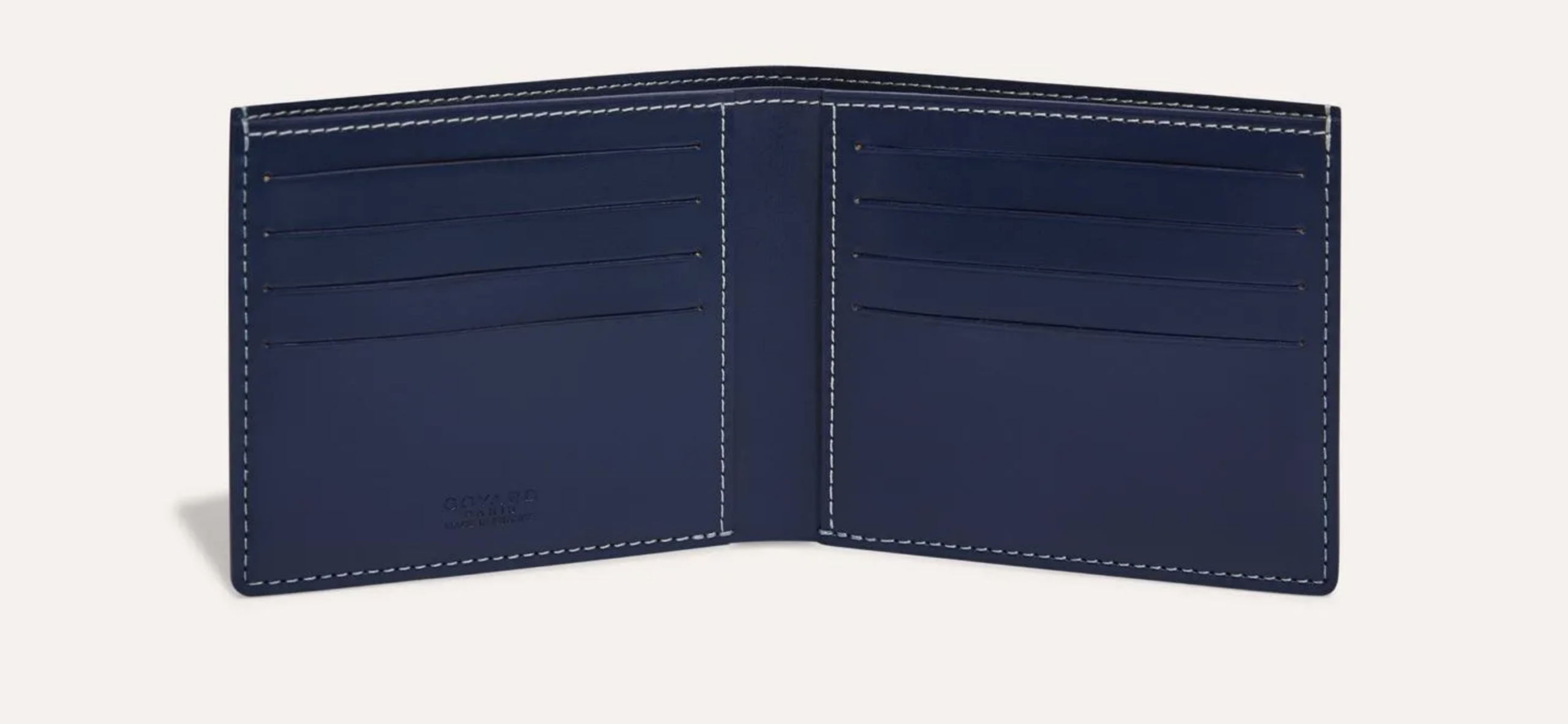 C’est notamment le cas chez Goyard, qui propose probablement les portefeuilles les plus cheapos de toutes les marques de luxe. Enfin, cheapos pour eux à fabriquer, pas pour le client. Cela leur garantit une marge fort grasse. (Source : Goyard)