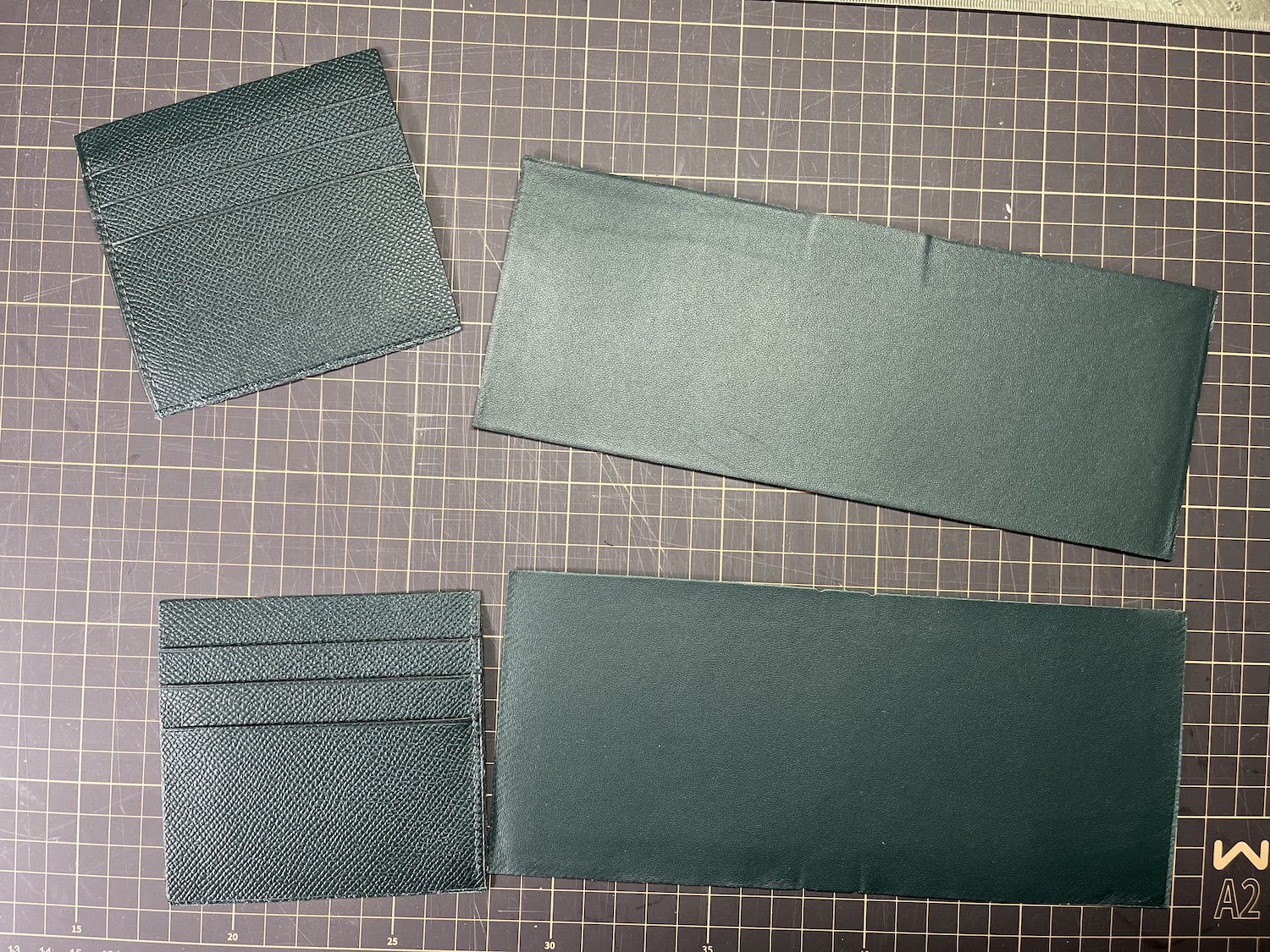  Les éléments de base déjà en partie assemblés qui composent un bifold. (Source: Sartorialisme)