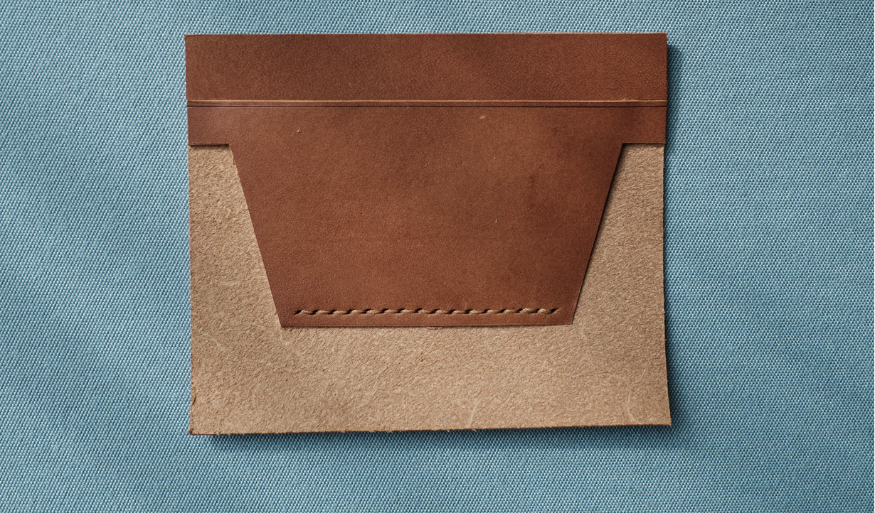  Voilà comment se monte un carnet de cartes avec des poches en T. La dernière poche qui viendra couvrir le bas sera rectangulaire. (Source : Instagram)