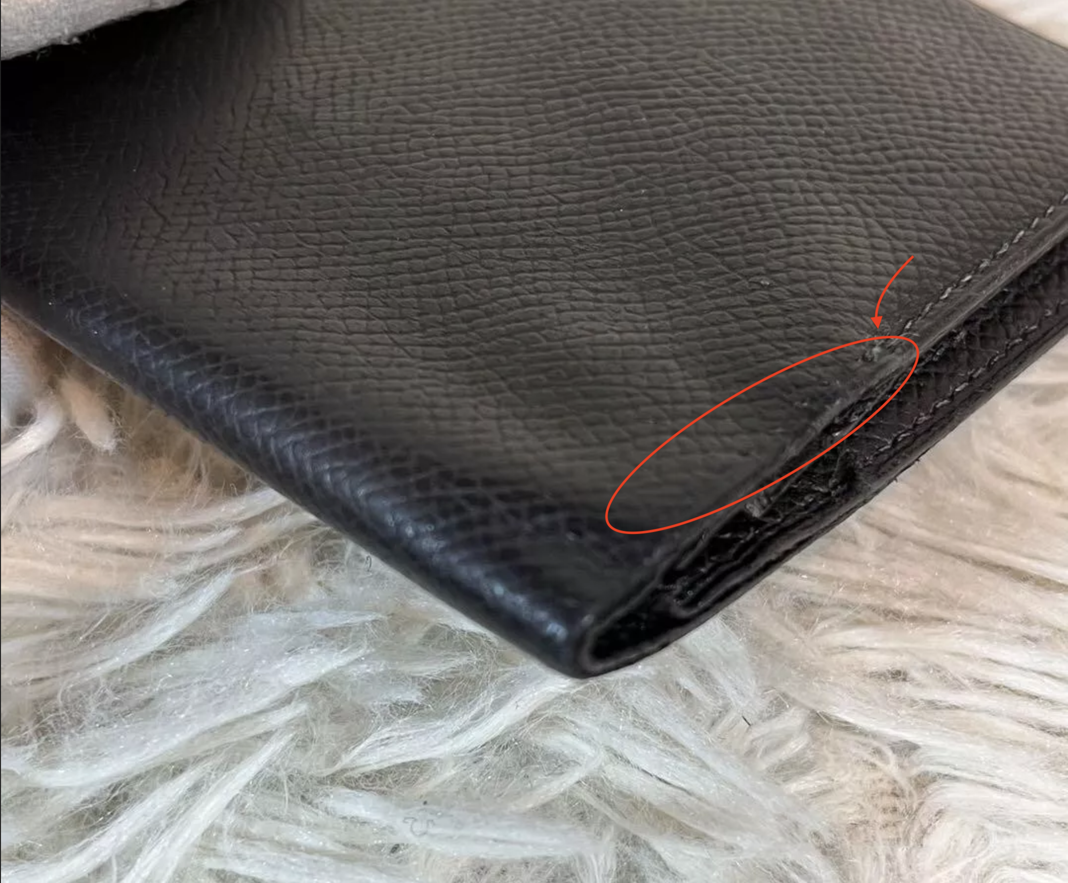 Ici un exemple de couture qui se défait. Tout ce qui est dans le cercle rouge est décousu, et cela va continuer après la flèche. (Source : Ebay)