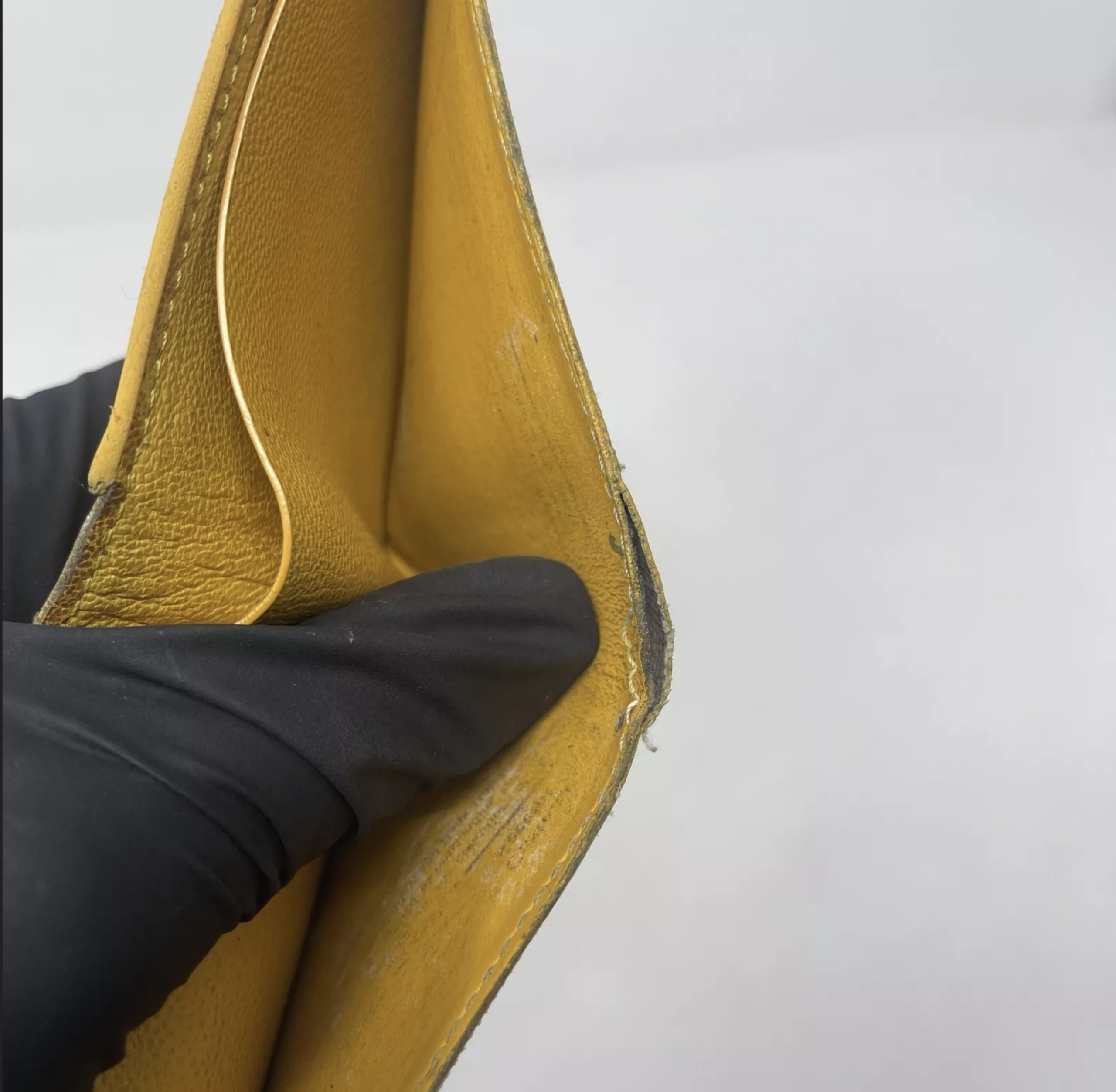 Pareil ici, mais sur un portefeuille Goyard. (Source : Ebay)