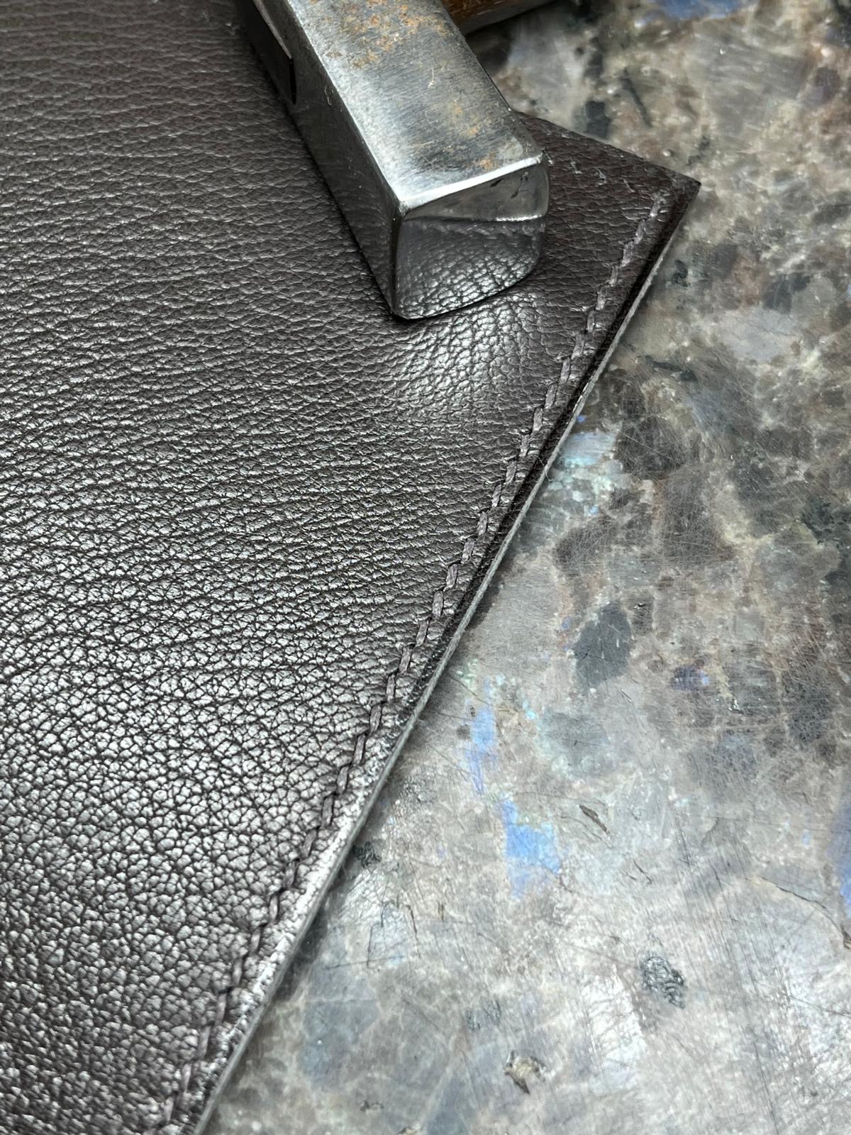 Détail d’une couture réalisée au point sellier. (Source : Victor Dast).