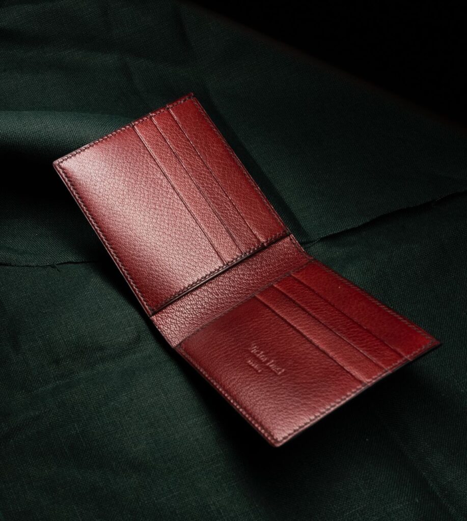 Un portefeuille de fabrication artisanale, qui n’a absolument rien à voir avec les deux précédents, que ça soit en matière de matériaux, de qualité de fabrication et de durabilité. (Source : Victor Dast)