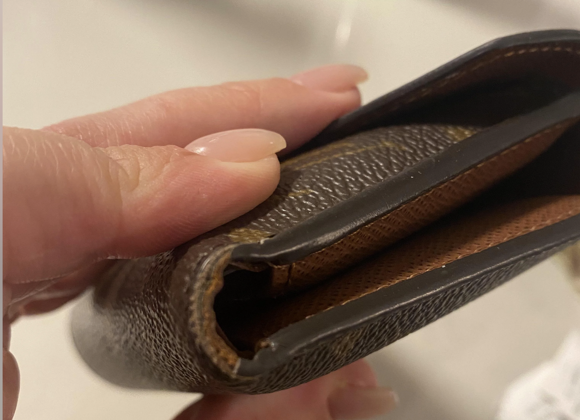 Un portefeuille neuf Louis Vuitton, avec deux mois d’usage. La tranche est déjà en train de s’en aller. (Source : reddit)