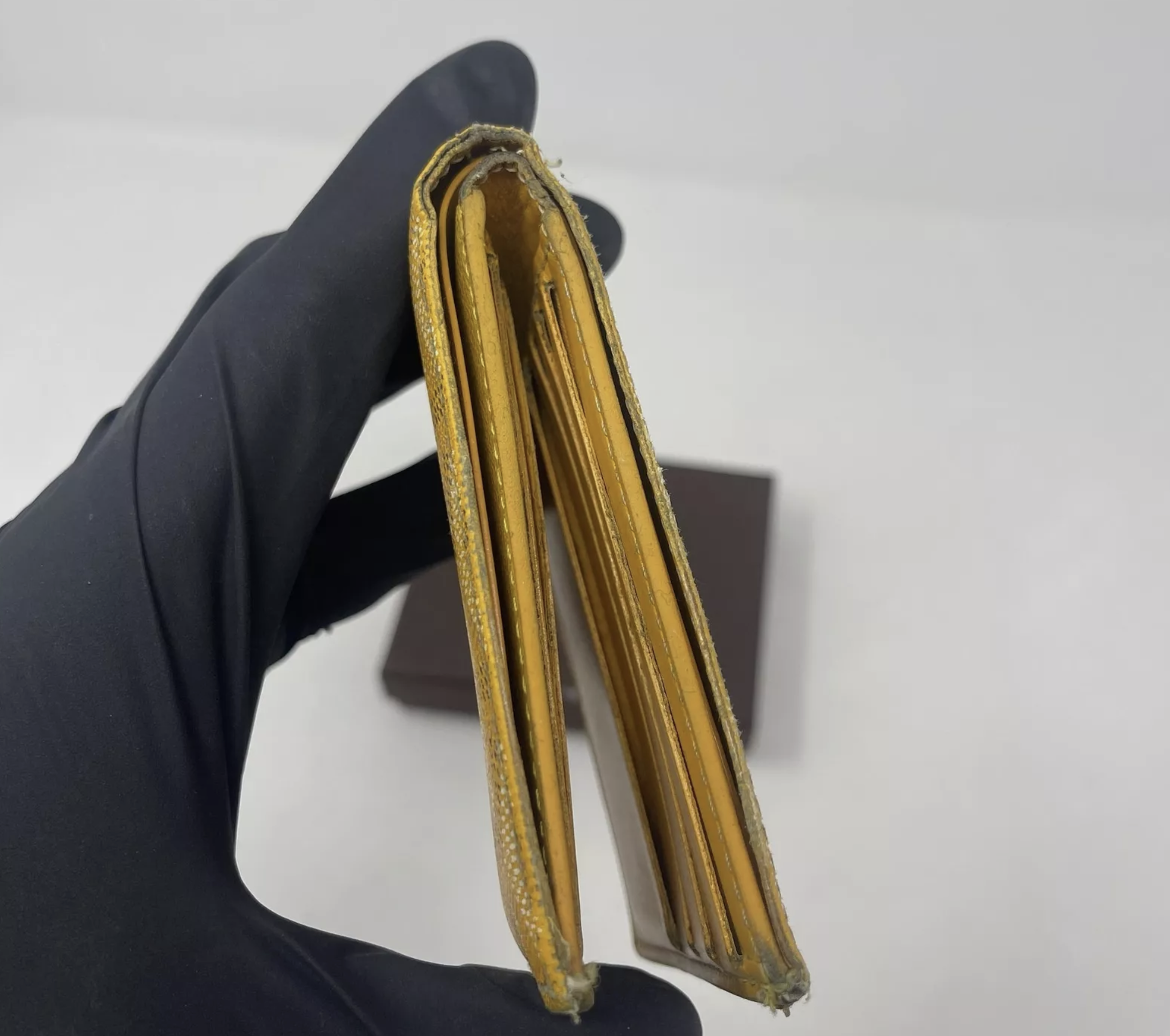 Après quelques années, la tranche ressemble à ça, et le portefeuille commence à partir en miette puisqu’il n’y a plus rien pour protéger le cuir. (Source Ebay)