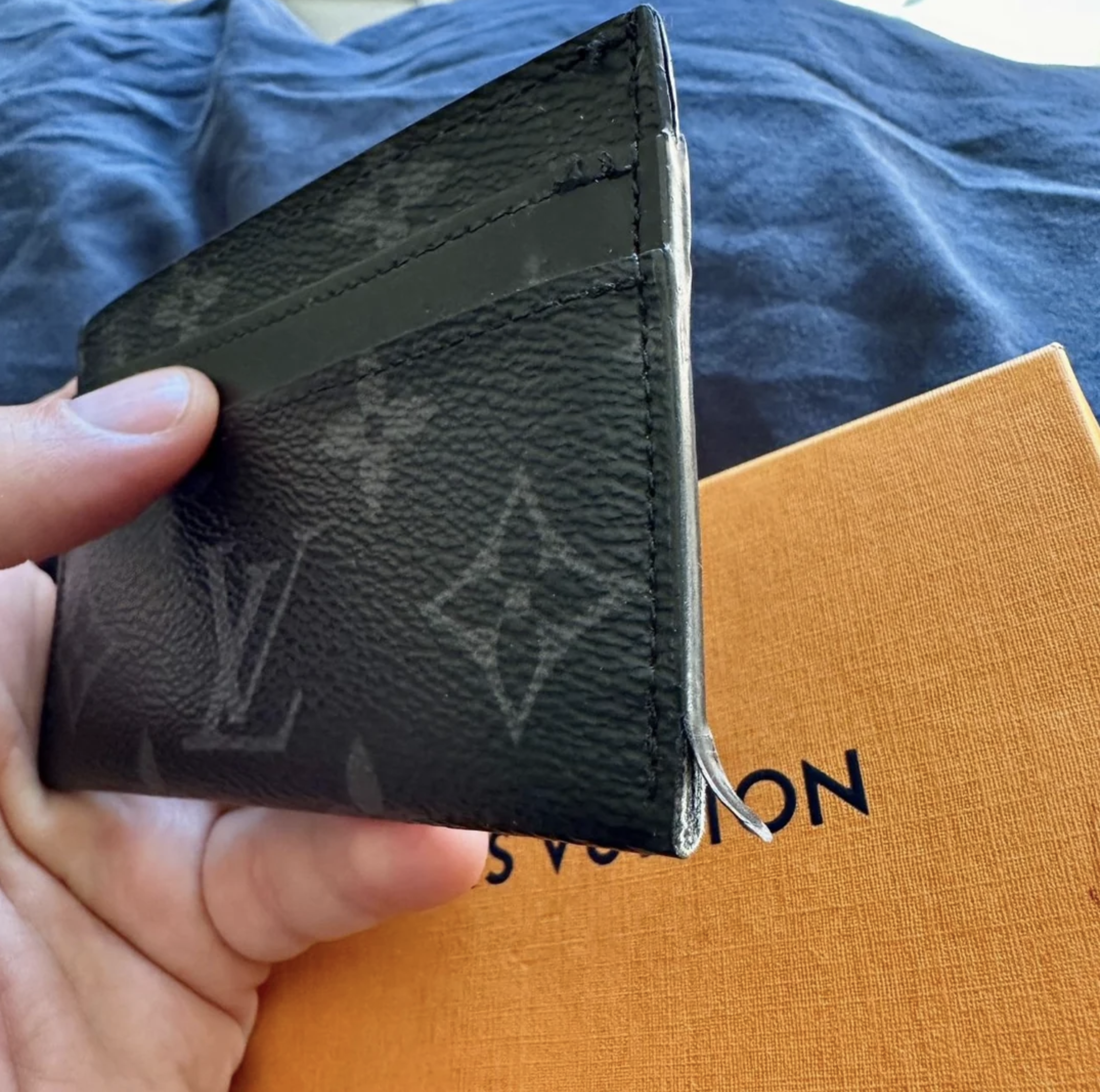 Chez Louis Vuitton, la peinture de tranche fait des saluts Romain. La consigne a été donnée au RN de ne pas acheter chez cette marque qui fait l’apologie des heures les plus sombres de notre histoire. (Source : Reddit).