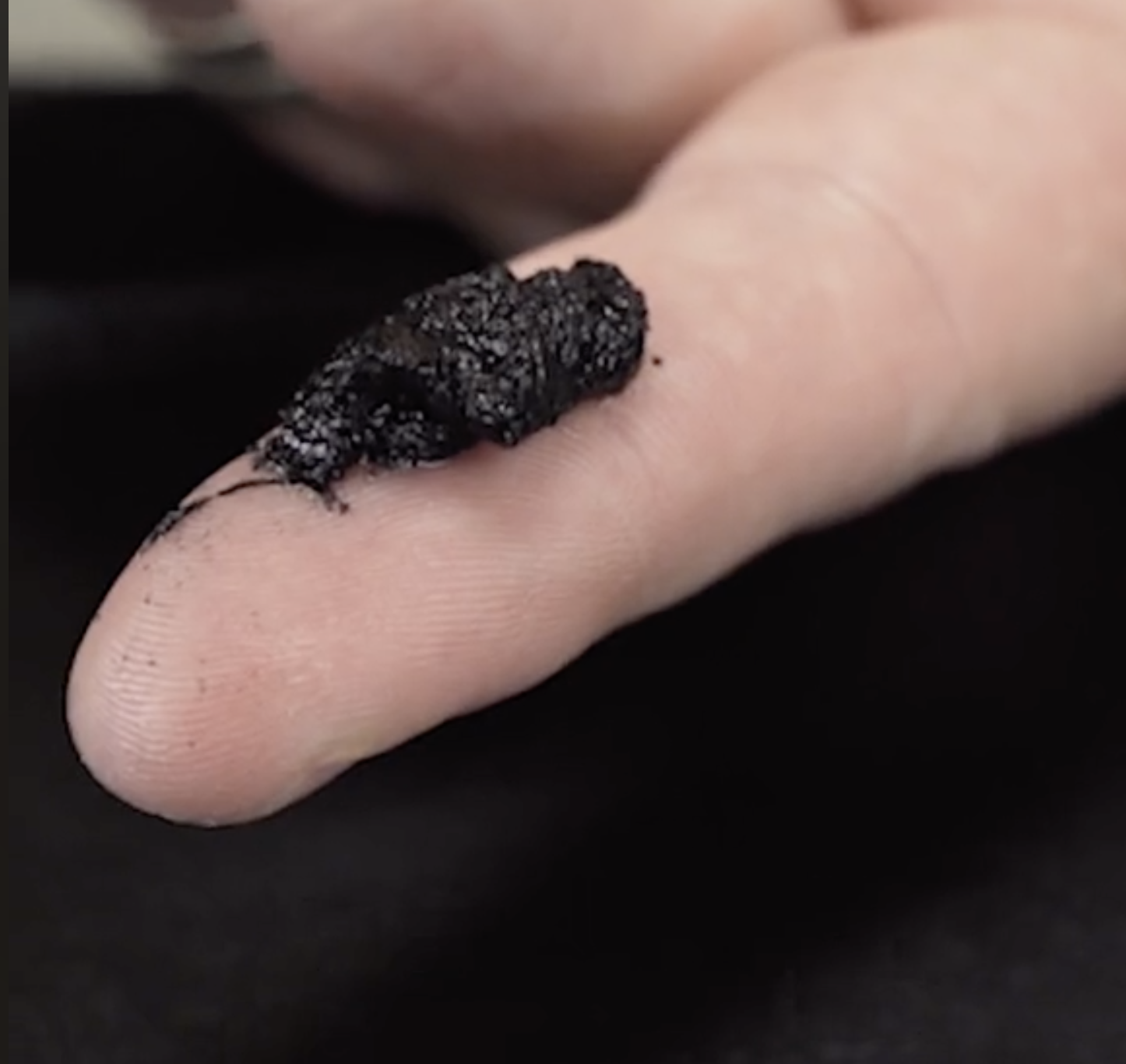 La couche de pigments sur les couirs d’exception utilisés par Atelier Auguste (Source : Youtube)