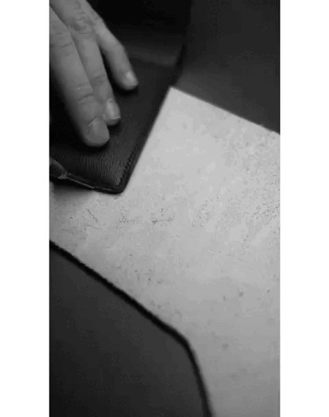 Le filetage, une étape préparatoire avant la peinture des tranches. Cela permet d’écraser la tranche afin de faire ressortir l'excédant de colle. (Source : Victor Dast)