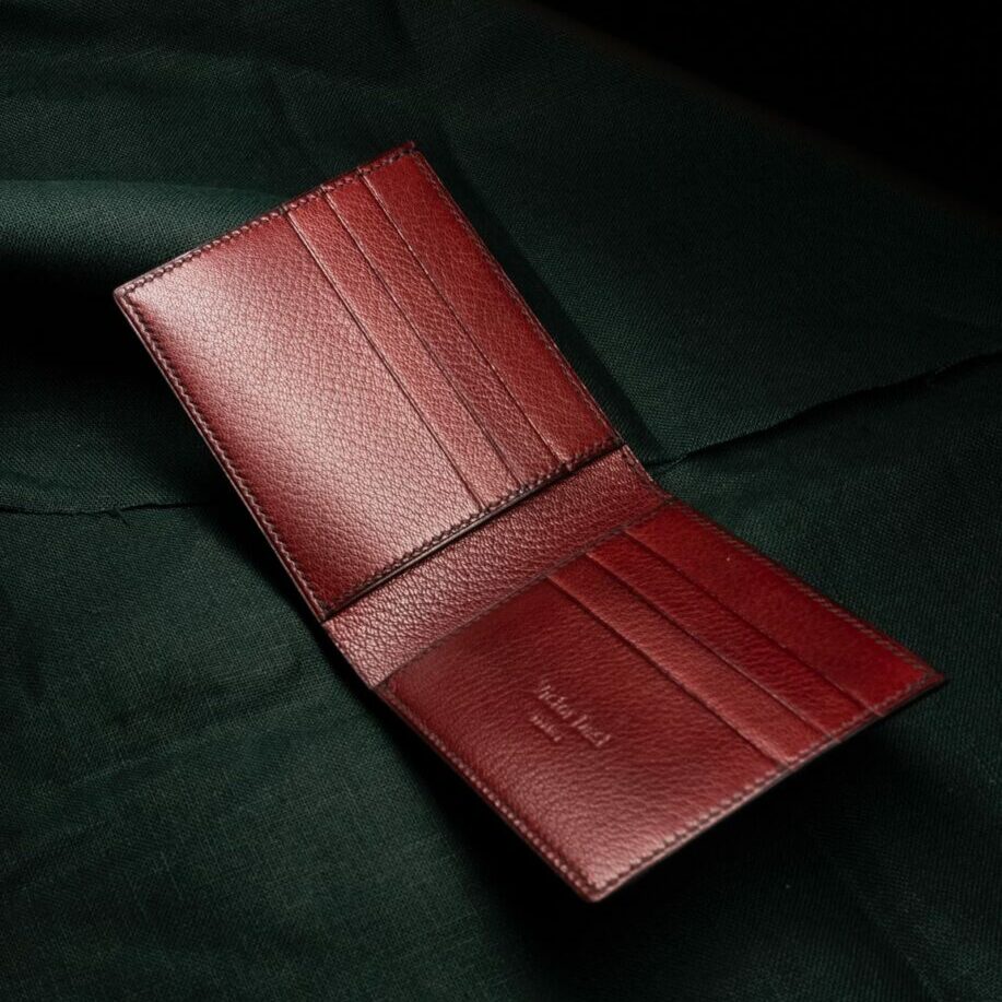 Un portefeuille de fabrication artisanale, qui n’a absolument rien à voir avec les deux précédents, que ça soit en matière de matériaux, de qualité de fabrication et de durabilité. (Source : Victor Dast)